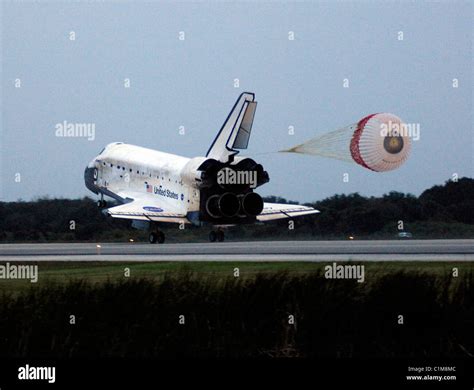 Space shuttle landing by parachute hi-res stock photography and images - Alamy