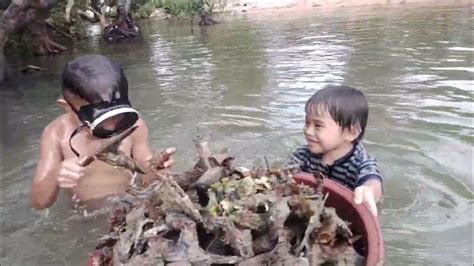 Tatlo Bata 8,6,4 yrs old marunong na mang huli sea food..WASAY2X sa bisaya - YouTube