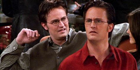 Friends: Why Chandler Starts Wearing Glasses In Season 7