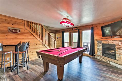 Gatlinburg Mountain Cabin w/ Grill & Pool Table! | Evolve