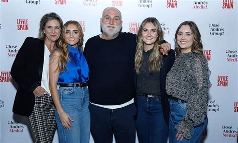 José Andrés presenta su show de televisión junto a su mujer y sus hijas