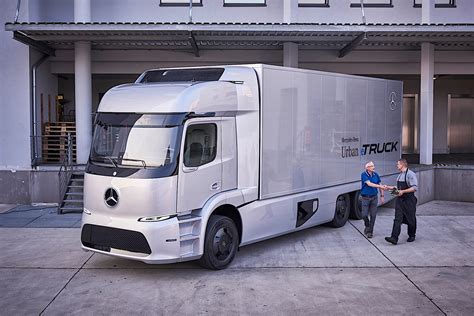 Tesla Semi Truck To Have Up To 300 Miles Of Driving Range - autoevolution