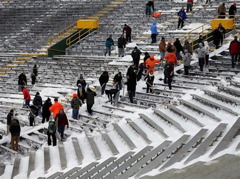 Lambeau Field plans 2nd day of snow shoveling