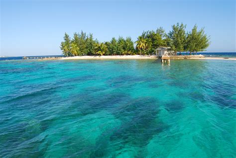 Utila – Enter the Bay Islands | Freely Wander