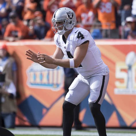 Raiders QB Derek Carr exits game after taking knee to back against ...