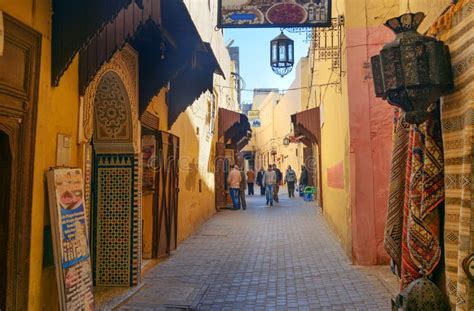 Op De Straat Van Oude Medina in Meknes, Marokko Redactionele Fotografie - Image of lopen, huis ...