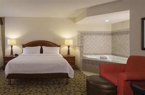 14 Best Hotels with Jacuzzi In Room In VA For Your Romantic Getaway