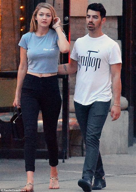 Gigi Hadid and boyfriend Joe Jonas stop for a smooch in New York ...