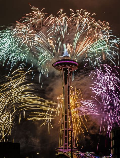 Space Needle New Years Fireworks 2017-8 | New year fireworks, Space ...