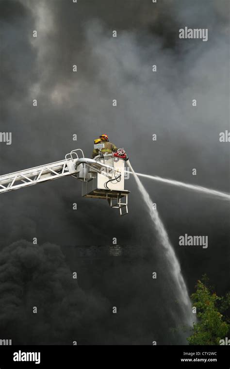 Aerial ladder truck hi-res stock photography and images - Alamy