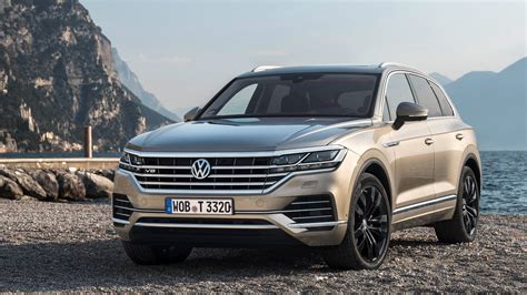 VW Touareg V8 TDI contorts crust in Geneva with 664 pound-feet of torque - CNET