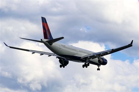 Delta Air Lines A330-300 arriving at BOS | Delta Air Lines A… | Flickr