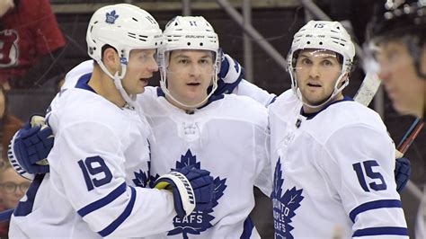 Maple Leafs' Zach Hyman exits game vs. Canucks with knee injury