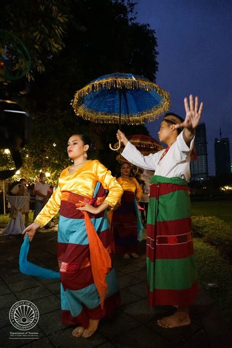 Katutubong kasuotan itinampok sa isang exhibit sa Fort Santiago | ABS ...