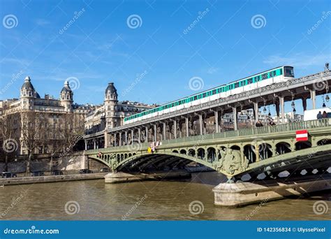 Aerial Metro Crossing Bir Hakeim Bridge - Paris Editorial Stock Image - Image of cupola, paris ...