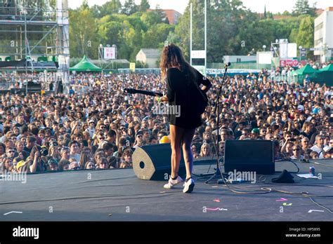 Concert front view stage crowd hi-res stock photography and images - Alamy