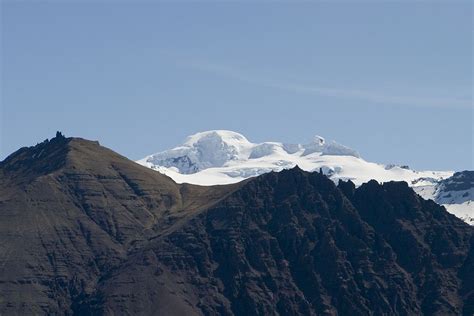 Öræfajökull: Iceland's Giant Frozen Volcano May Be Waking Up as New Ice Cauldron Appears - Newsweek