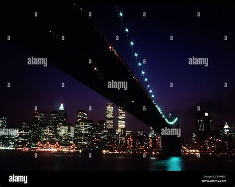 Brooklyn Bridge and skyline New York City USA at night Stock Photo - Alamy