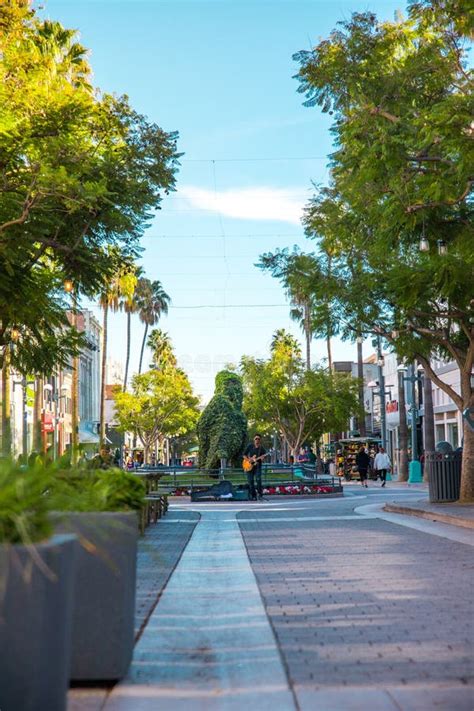 Los Angeles/USA- 02.02.2020 : Santa Monica Third Street Promenade ...