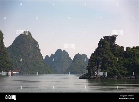 Spectacular scenery in Ha Long Bay, north of Cat Ba Island, Quảng Ninh Province, Viet Nam Stock ...