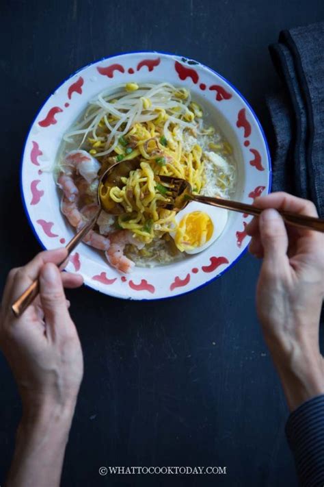 Mie Celor Palembang (Seafood Noodles in Coconut Broth)