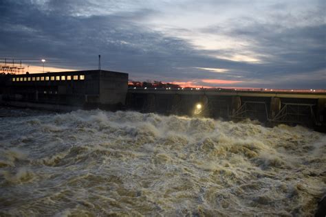 Sun begins to rise over Old Hickory Dam | Old Hickory Dam at… | Flickr