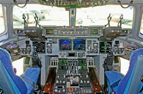 Boeing C-17 Globemaster III cockpit It's literally a spaceship!! : r ...