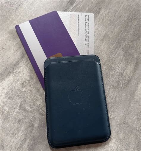 Apple leather wallet review: high quality and useful