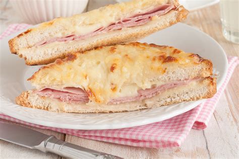 Croque Monsieur: storia, preparazione e varianti del sandwich parigino