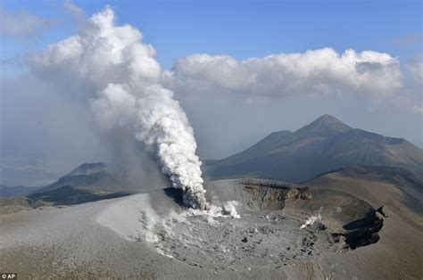 日本新燃岳火山喷发“新高度” 有害烟雾达1700多米--国际--人民网