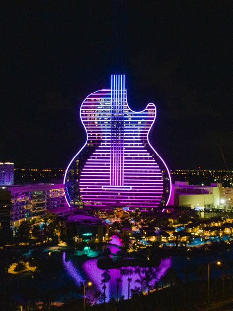 Hard Rock abre hotel de neón con forma de guitarra en Florida