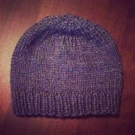 Looking for a simple knit to pass your Sunday? I made this basic toque the other day and th ...