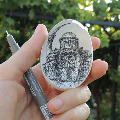 Eggshell Art Features Recreations of World-Renowned Paintings