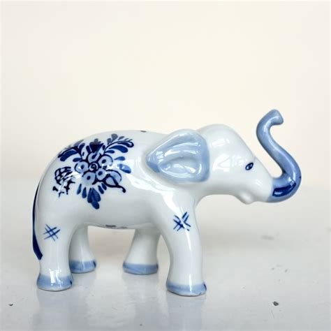 Delfts Blauw Elephant Porcelain Figurine | Porcelain figurines ...