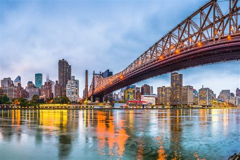 Manhattan Bridge in New York - Connecting City centre Brooklyn and Chinatown in Manhattan - Go ...