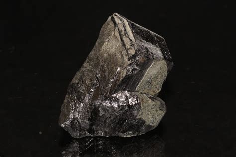 Cristal de wolframite (ferbérite), minéral de la mine de Panasqueira au ...