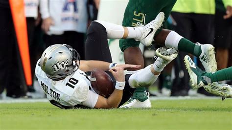 UCF star quarterback suffers gruesome knee injury during game ...