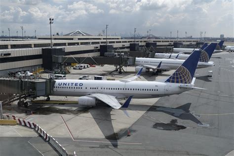 United cuts flights at Newark in effort to reduce delays | AP News