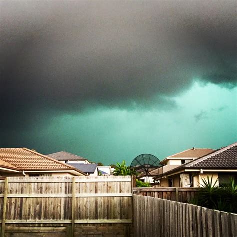 Terrifying green storm clouds engulf Brisbane, Australia - Strange Sounds