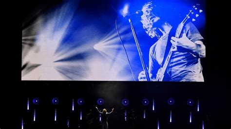 Miley Cyrus, Foo Fighters perform at Chris Cornell tribute | CBC News