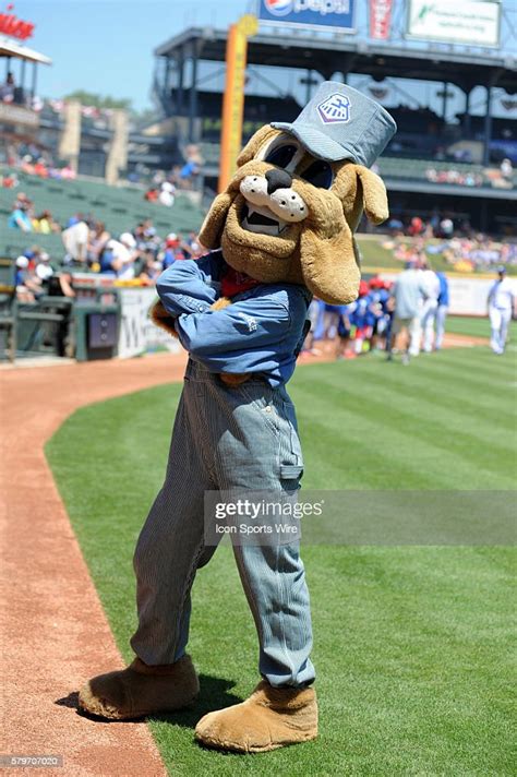 Express mascot Spike during 7 - 4 win over the Memphis RedBirds at... Nachrichtenfoto - Getty Images