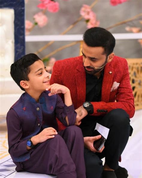 25 Adorable Family Pictures Of Waseem Badami | Reviewit.pk