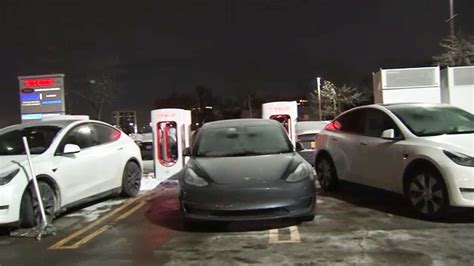 Chicago-area Tesla charging stations see stranded drivers as their cars are not charging dead ...