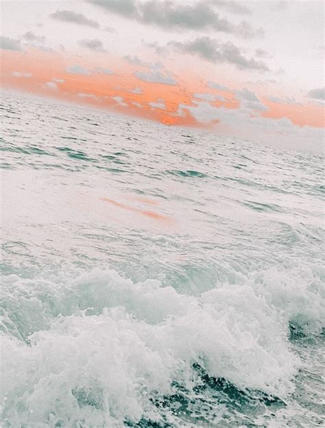 𝚋𝚎𝚊𝚌𝚑 𝚠𝚊𝚟𝚎𝚜 | Beach wall collage, Picture collage wall, Aesthetic wallpapers