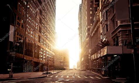 Rua absolutamente vazia em Nova york de manhã cedo — Fotografias de ...