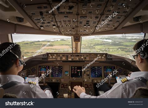 Boeing 777 Cockpit: Over 3,426 Royalty-Free Licensable Stock Photos ...