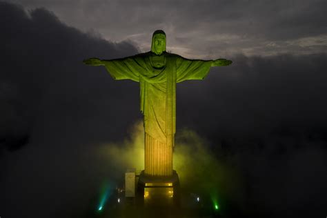 Figuras angolanas reagem à morte de Pelé