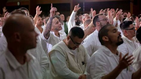 Rival gang members risk their lives to get baptized together in Texas ...