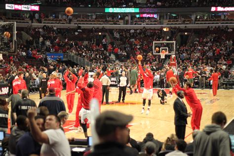File:Chicago Bulls players warm up 2012-02-22.jpg - Wikimedia Commons