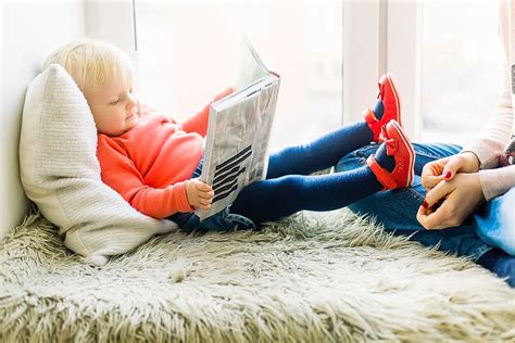 small, chile, reading, book, red, shoes, mum, girl | Piqsels
